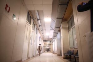 Molinette, crolla il soffitto dell'ospedale di Torino: la visita di Alberto Cirio