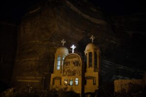 Sacerdote copto esegue un esorcismo nella chiesa di San Samaan (Simone) nel villaggio di Mokattam