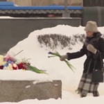 Navalny, a Mosca ancora fiori sul memoriale sotto lo sguardo della polizia