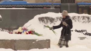 Navalny, a Mosca ancora fiori sul memoriale sotto lo sguardo della polizia