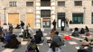 Roma, i movimenti per la casa occupano piazza San Silvestro