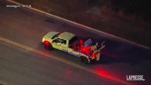 Usa, ruba carro attrezzi e fugge: lungo la strada distrugge auto della polizia