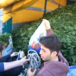 Roma, gli agricoltori regalano spinaci ai cittadini per sdebitarsi del fastidio