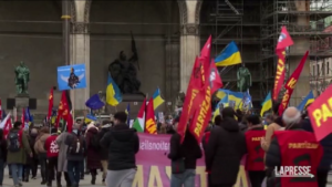 Monaco, centinaia in piazza per sostenere l’Ucraina
