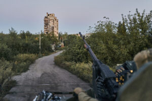 Esercito ucraino lascia Avdiivka, issate bandiere russe