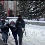 Russia, oltre 100 arrestati per aver deposto fiori per Navalny: le immagini da Mosca e Novosibirsk