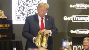Usa, la nuova trovata di Donald Trump: lancia il suo marchio di scarpe da ginnastica