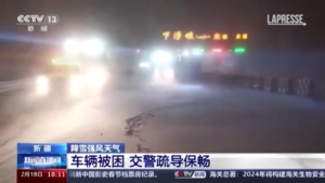 Cina, pesanti nevicate nello Xinjiang: soccorse oltre 40mila persone