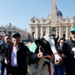 Agricoltori, delegazione dona trattore al Papa