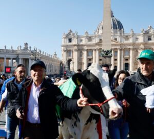 Agricoltori, delegazione dona trattore al Papa