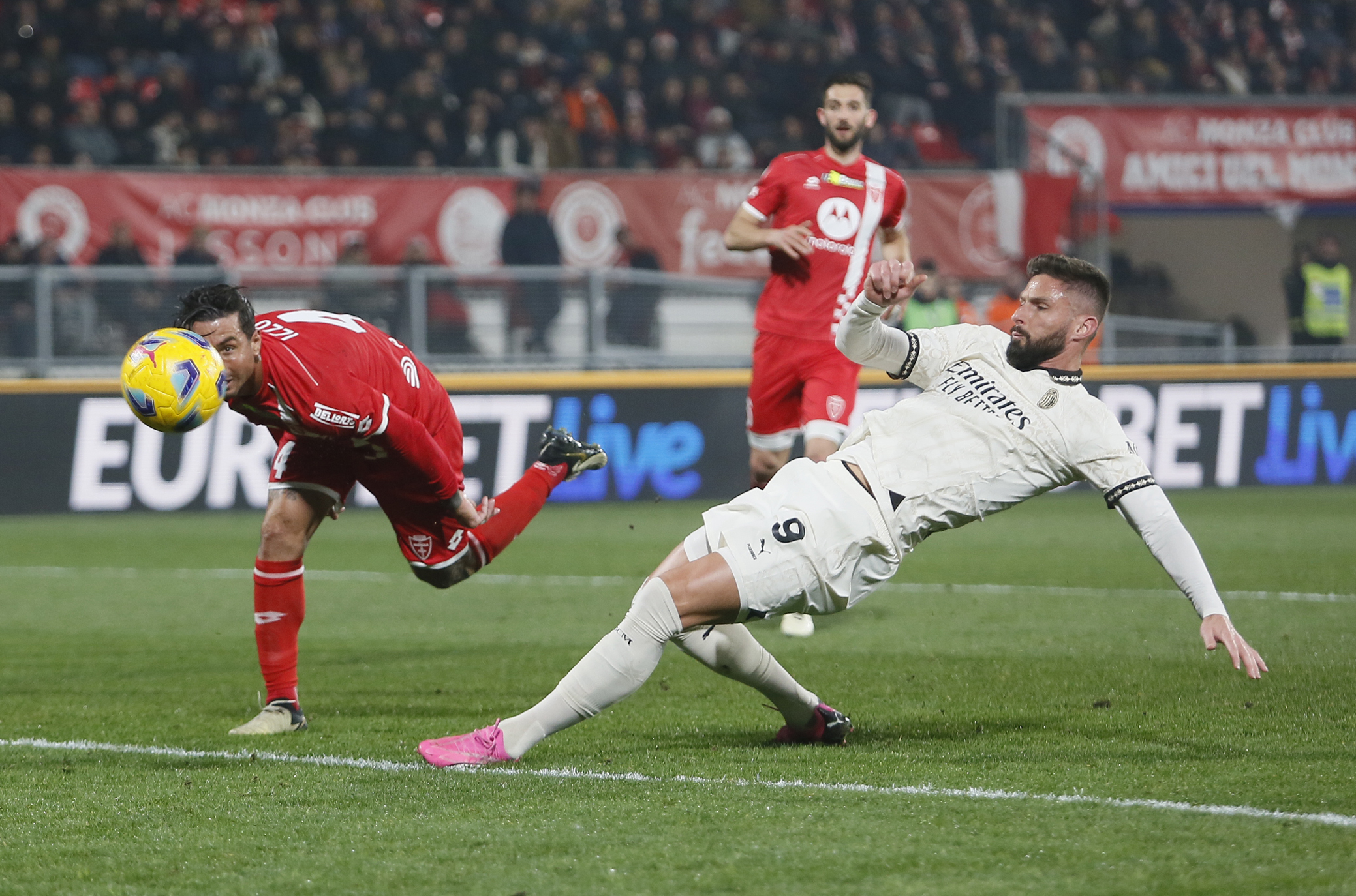Monza-Milan 4-2, rossoneri falliscono aggancio al secondo posto Monza-Milan 4-2, rossoneri falliscono aggancio al secondo posto