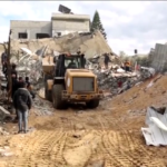 Gaza, edificio distrutto da attacco israeliano: si scava tra le macerie