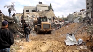 Gaza, edificio distrutto da attacco israeliano: si scava tra le macerie