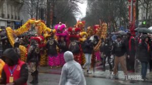 Parigi, parata a Chinatown per celebrare il Capodanno lunare