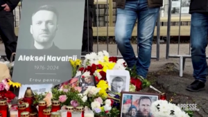 Romania, a Bucarest tributo a Navalny davanti all’ambasciata russa
