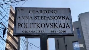 Navalny, a Milano l’omaggio al dissidente nel giardino Politkovskaja