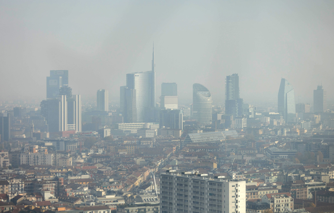 Smog, Sala su qualità aria a Milano: “Questione che non esiste”