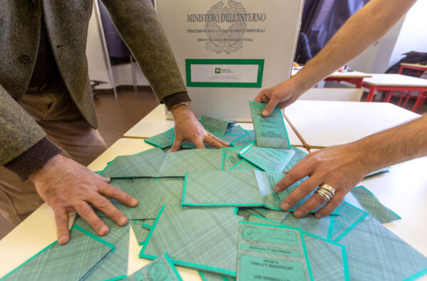 Iniziato lo Spoglio delle schede elettorali per le Elezioni regionali della Lombardia nel Seggio 190 di Via Pietro Colletta