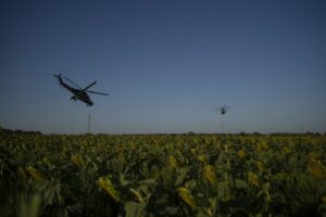 Elicotteri d\'attacco ucraini sorvolano la zona nell\'Ucraina orientale