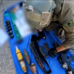Striscia di Gaza, Israele mostra video di armi trovate all’ospedale Nasser