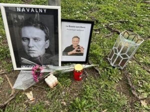 Navalny, l’associazione Annaviva a Piantedosi: “Identificati per un fiore”