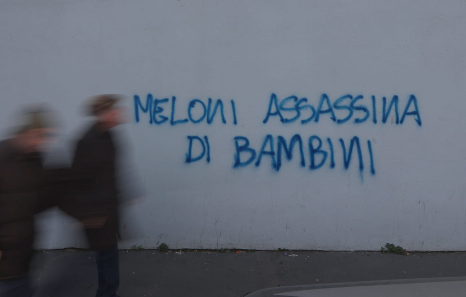 Milano, scritta contro Giorgia Meloni in viale Sondrio Milano, scritta contro Giorgia Meloni in viale Sondrio