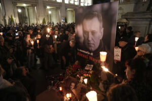 Navalny, centinaia di persone a fiaccolata in Campidoglio: Lega contestata