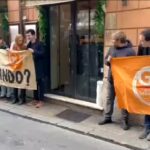 Pd, giovani dem in sit-in sotto al Nazareno per chiedere il congresso e la fine del commissariamento