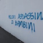 Milano, su un muro una scritta contro Giorgia Meloni: “Assassina di bambini”