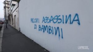 Milano, su un muro una scritta contro Giorgia Meloni: “Assassina di bambini”
