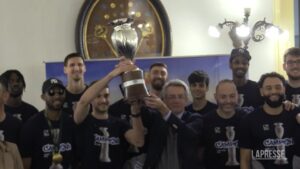 Basket, la Gevi Napoli alza la Coppa Italia con i tifosi e il sindaco Manfredi
