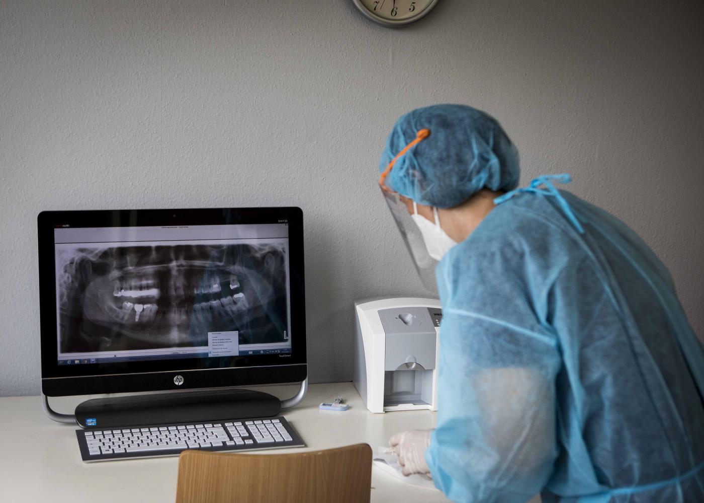 Bari, 80 dentisti controllati per frode fiscale: 47 denunce