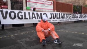 Assange, manifestazione in suo sostegno davanti ambasciata britannica a Roma