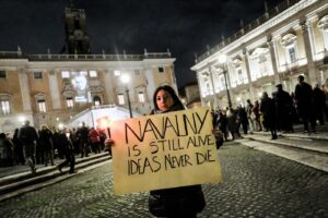 Roma, in Piazza del Campidoglio fiaccolata in memoria di Navalny