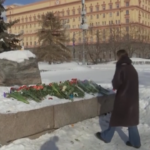 Mosca, continuano gli omaggi dei russi a Navalny