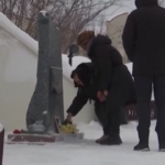 Navalny, madre depone fiori davanti a un monumento in onore dei prigionieri politici a Salekhard