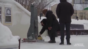 Navalny, madre depone fiori davanti a un monumento in onore dei prigionieri politici a Salekhard