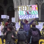 Londra, i sostenitori di Assange davanti al tribunale