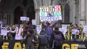 Londra, i sostenitori di Assange davanti al tribunale