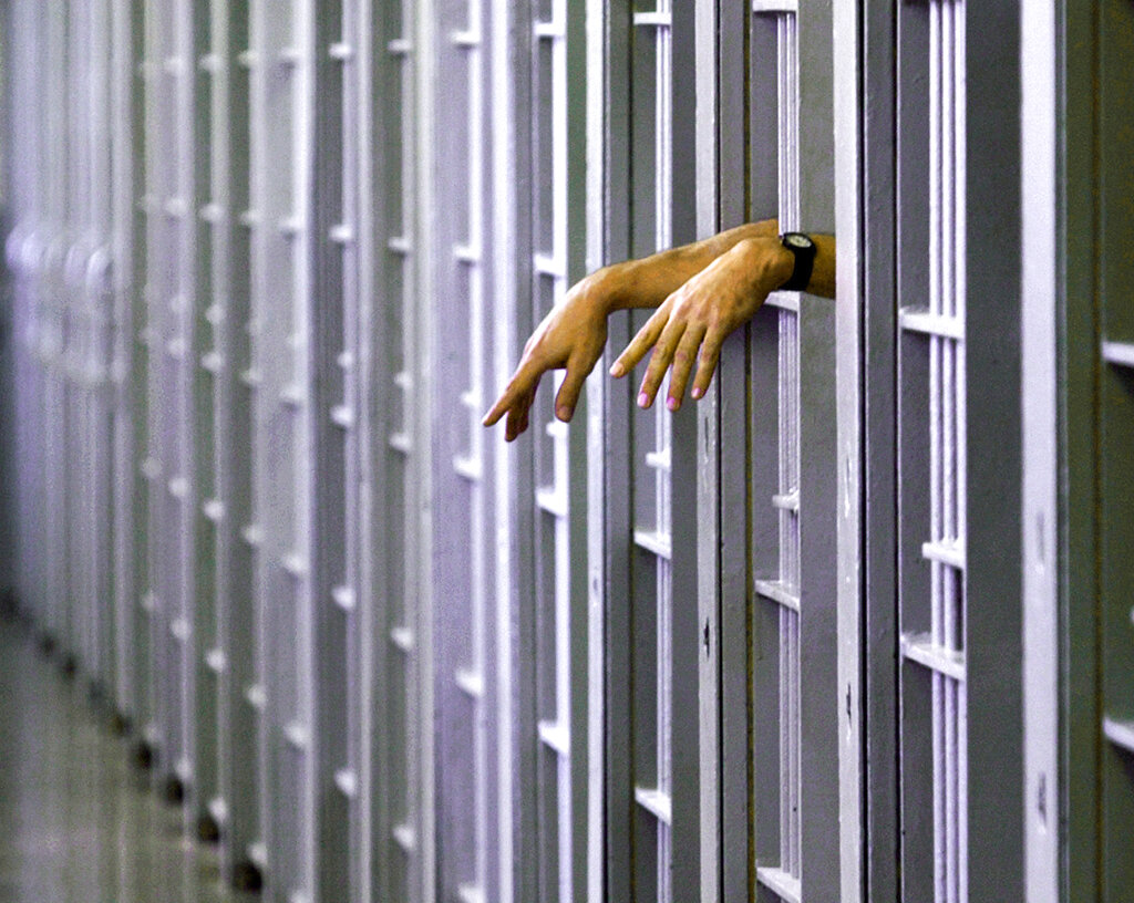 Carceri, a Genova due agenti aggrediti: uno operato alla gamba