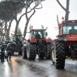 Agricoltori, centinaia di trattori bloccano via Nomentana a Roma