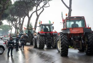 Agricoltori, centinaia di trattori bloccano via Nomentana a Roma
