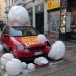 Milano, auto distrutta da grandine: installazione shock alla Fashion Week