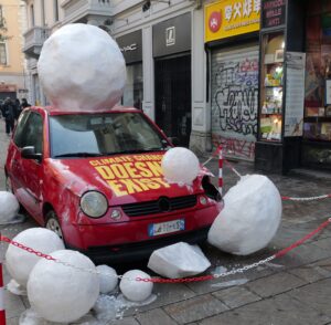 Milano, auto distrutta da grandine: installazione shock alla Fashion Week