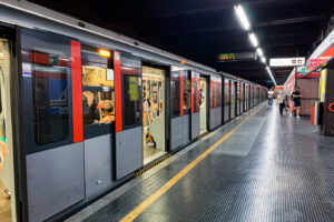 Milano, suicidio in metro: ferite due passaggere per frenata brusca