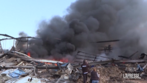 Libano, continua l’incendio nel deposito di gasolio colpito da Israele