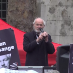 Assange, anche il padre alla manifestazione fuori dall’Alta Corte di Londra