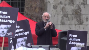Assange, anche il padre alla manifestazione fuori dall’Alta Corte di Londra