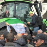 Protesta agricoltori, trattori in piazza della Repubblica