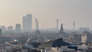 Milano, coltre di smog avvolge la città: la vista dal Duomo